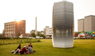 Un'enorme aspirapolvere cattura-smog! È la smog free tower